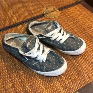 jellYpop no lace, blue/grey tennies w/ polka dots!